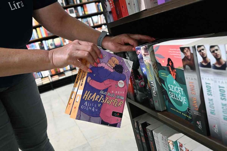 ‘Heartstopper’ eleberria saltzeagatik isuna jarrio dio Hungariako Gobernuak liburu-denda bati.