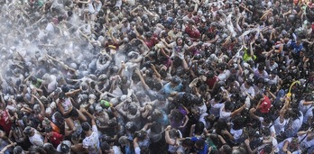 Errenteriako txupinazoan festarako gogoa lehertzen da.