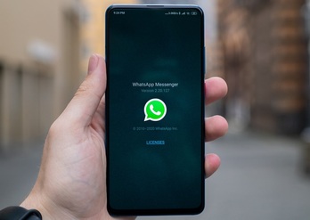 Un dispositivo muestra la aplicación de Whatsapp. 