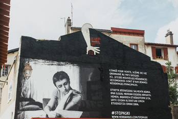 Fresco de la plaza Patxa que pone rostro a la crisis de la viivienda.