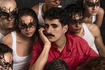 Estetika oso zaindua du Bulego taldeak bai oholtzan eta baita oholtzatik kanpo ere.