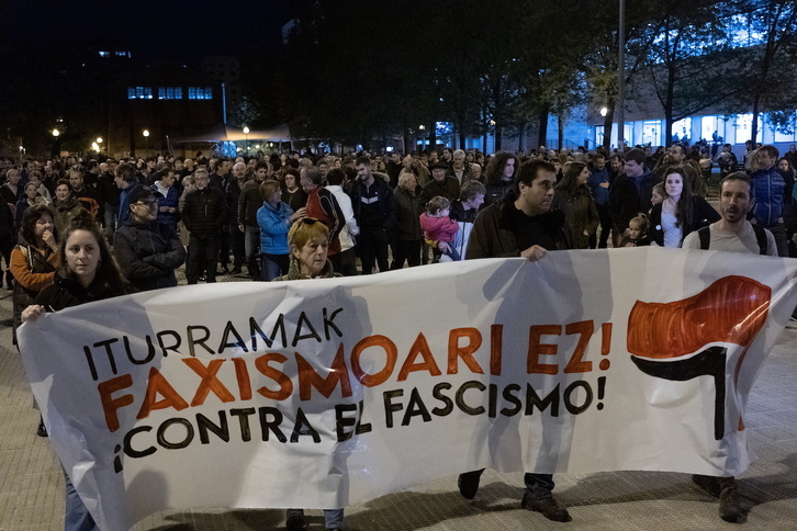 Manifestación que los vecinos de Iturrama realizaron para protestar contra el ataque al bar Ezpala.