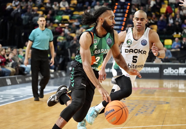 Adam Smith, Darussafaka taldearen aurka, FIBA Champions League txapelketan.