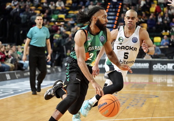 Adam Smith, Darussafaka taldearen aurka, FIBA Champions League txapelketan.