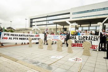 Concentración celebrada frente a la sede de Lakua, donde han presentado las alegaciones.