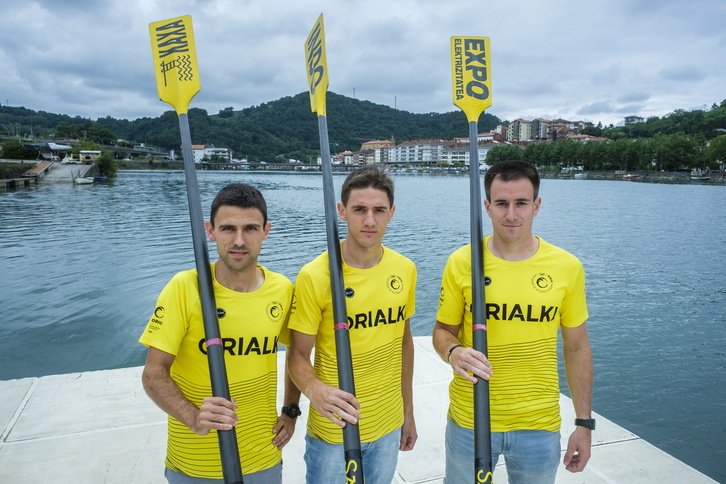 Ezkerretik eskuinera, Aritz, Mikel eta Jon Lizarralde 'Altxerri' senideak, Orioko Arraunketa Elkartean.