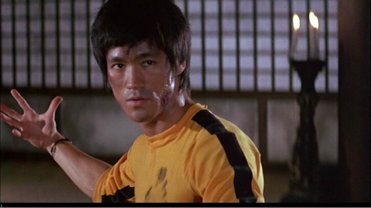 Bruce Lee y su mítico chandal amarillo de ‘El juego de la muerte’.