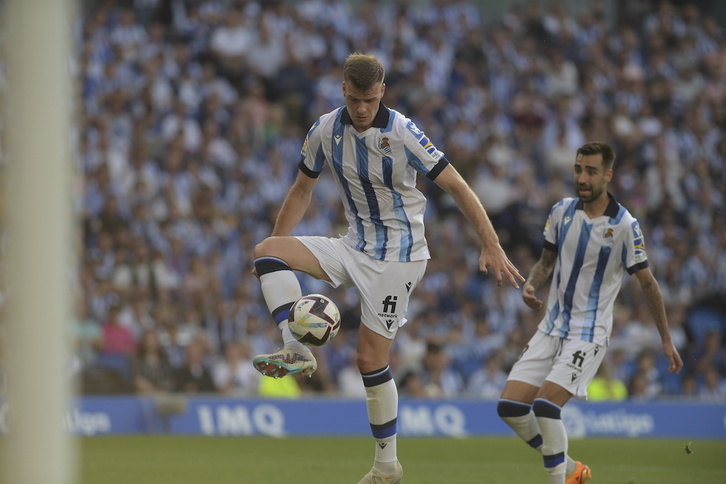 Sorloth controla el esférico en un partido liguero de la temporada 2022-2023.