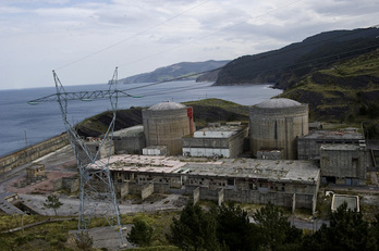 El dique-muro que separa del mar las ruinas de la central precisa de una reparación.