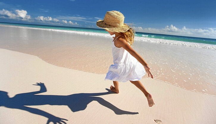 Haurren sexu-esplotazioan zabaltzen diren irudietako asko sexualizatu gabekoak dira, familia-albumetan topa daitezkeenak.