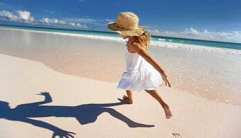 Haurren sexu-esplotazioan zabaltzen diren irudietako asko sexualizatu gabekoak dira, familia-albumetan topa daitezkeenak.