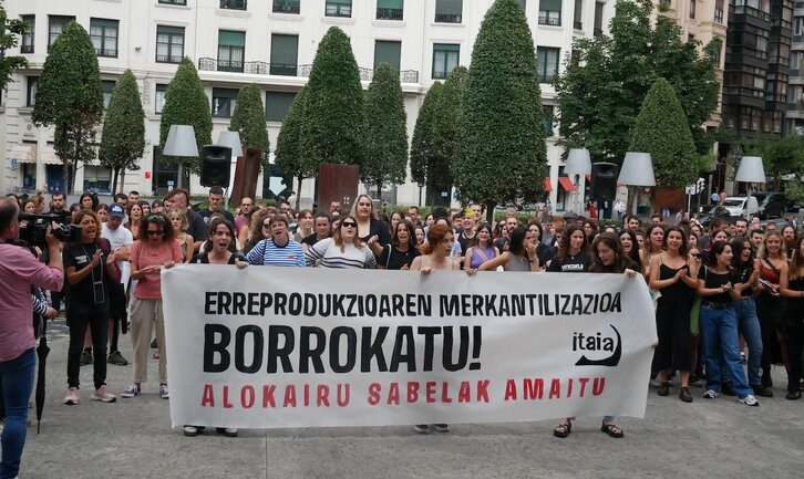 Concentración de Itaia el jueves ante Azkuna Zentroa.