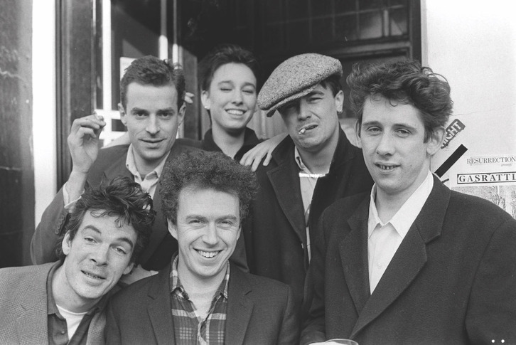 The Pogues. De izquierda a derecha: Andrew Ranken, James Fearnleu, Cait O’Riordan, Jem Finer, Spider Stacy y Shane.