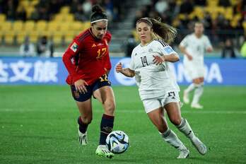 Oihane debutó en el Mundial contra Costa Rica; en la imagen, junto a Chinchilla.