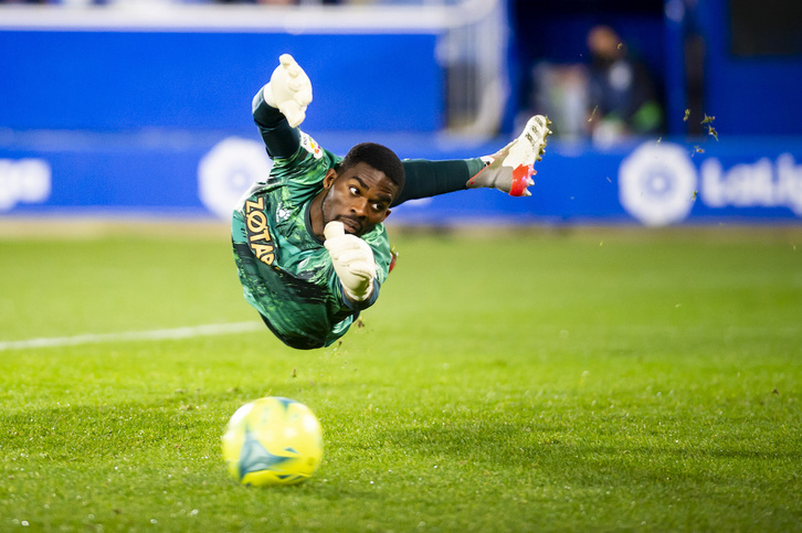 Jesús Owono se estira en un partido de la pasada temporada.