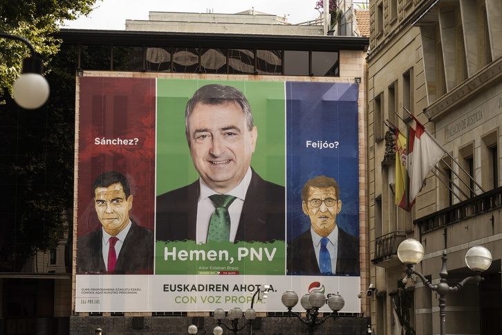 Sabin Etxeko pankartan ikusten den bezala, Aitor Esteban izan da EAJren kanpainako protagonista nagusia.