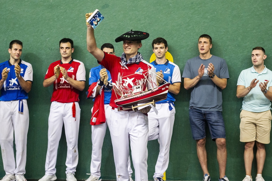 Etxebarria taldekideekin.