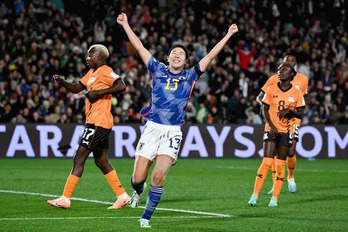 Jun Endo celebra el cuarto gol nipón ante las abatidas jugadoras zambias.