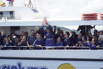 Nadia Nemeh Shomaly (EH Bildu), arrojando este sábado al mar n el marco de la fiesta ‘Madalen Eguna’.