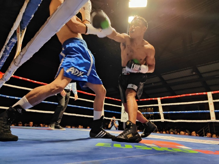 Kato Mendoza derribó a Larios en el tercer asalto y se impuso a los puntos.
