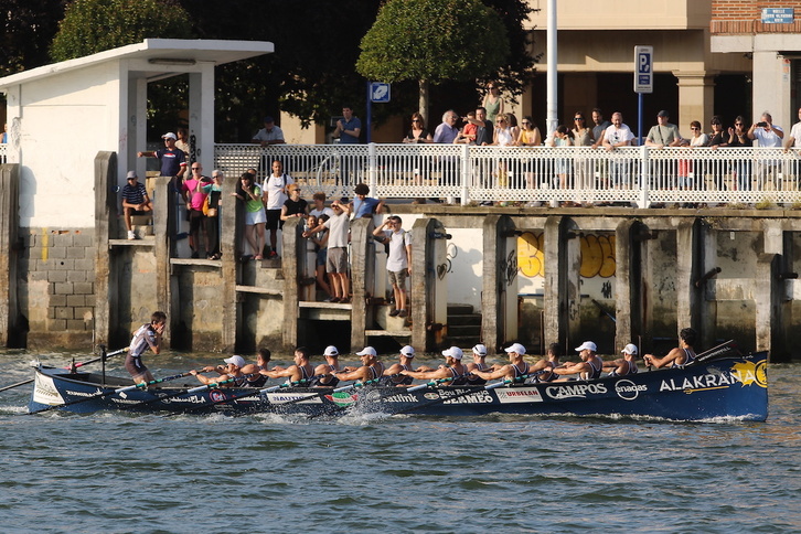 Urdaibaiko trainerua atzoko Sesatoko estropadan.