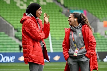 Nouhaila Benzila, Marokoko atzelaria, Fatima Gharbi taldekidearekin batera. 