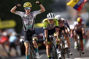 Pello Bilbao celebra su primera victoria en el Tour en Issoire.