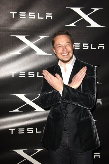 Musk, dueño de Twitter, con los brazos cruzados en forma de X.