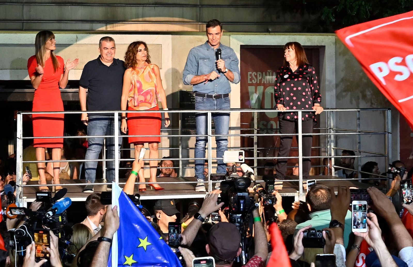 Sánchez se ha dirigido a los simpatizantes reunidos en la calle Ferraz. 