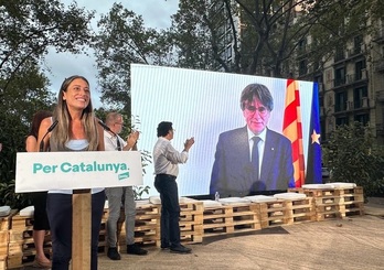 Puigdemont interviene desde el exilio ante la candidata Nogueras, en el acto final de campaña de Junts.