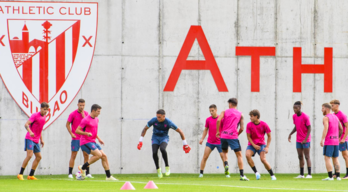 Zuri-gorriak Lezamara itzuli dira Mexikotik bira amaitu ostean.