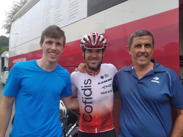 Ion Izagirre, ganador de una etapa, con el mejor gregario del Tour y el enviado especial de NAIZ.