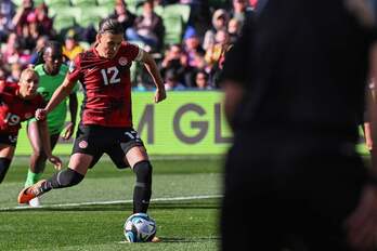 La canadiense Christine Sinclair lanza un penalti ante Nigeria en su sexta participación en un Mundial.