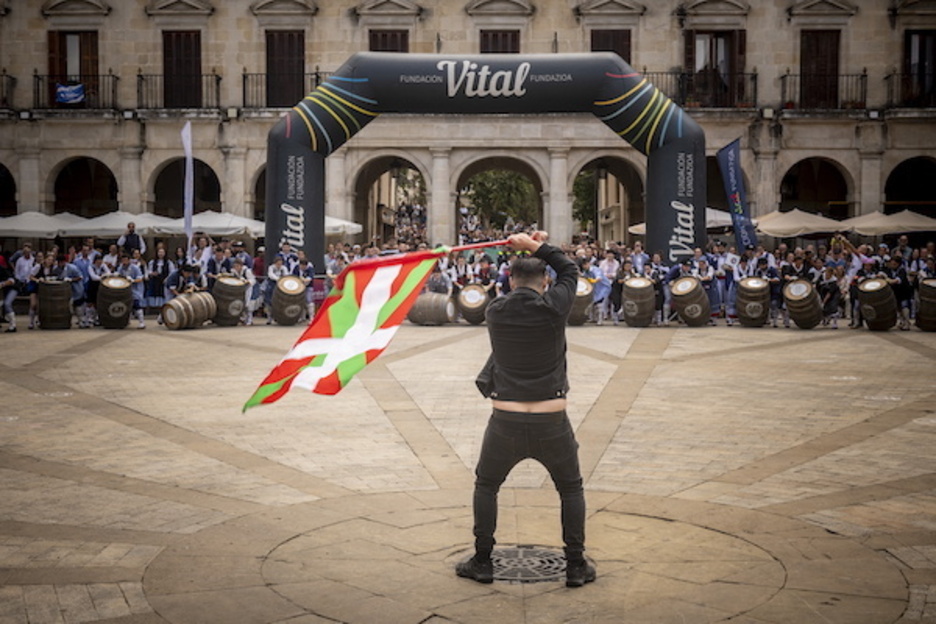 Ardo upelen lasterketarekin hasiera eman diote egunari Gasteizen. Ardo upelen lasterketarekin hasiera eman diote egunari Gasteizen.