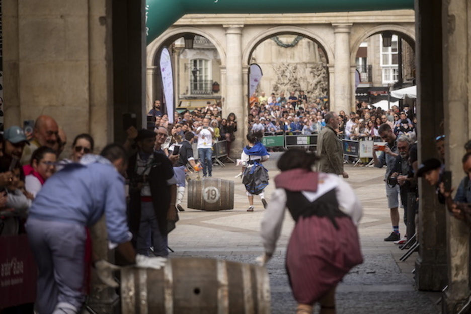 Koadrillak upelen arteko lasterketan. Koadrillak upelen arteko lasterketan.