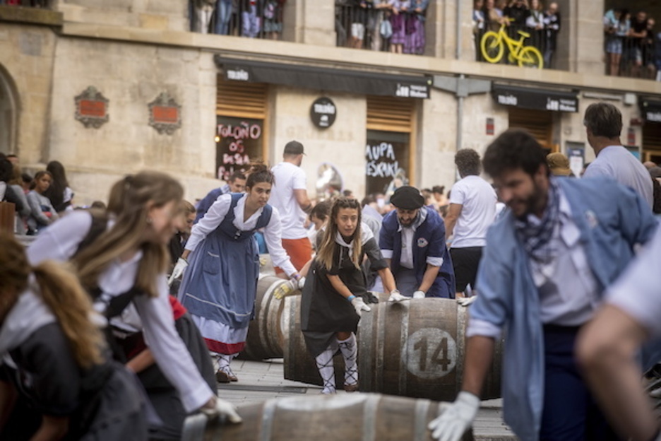 Koadrillak upelen arteko lasterketan. Koadrillak upelen arteko lasterketan.