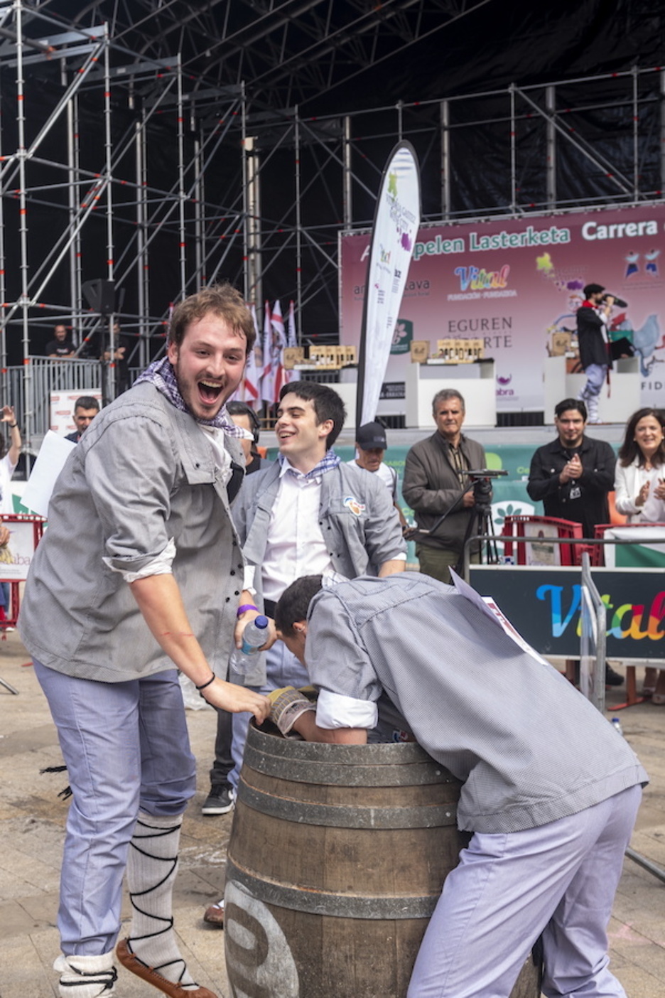 Lasteketa amaituta, momentua ospatzen. Lasteketa amaituta, momentua ospatzen.