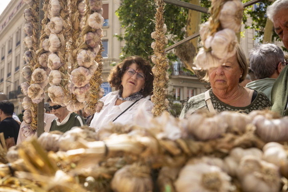 Baratxuri usaina zabaldu da azokan. Baratxuri usaina zabaldu da azokan.