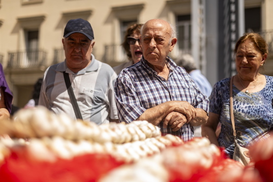 Herritar andanak bisitatu du goizean zehar azoka. Herritar andanak bisitatu du goizean zehar azoka.