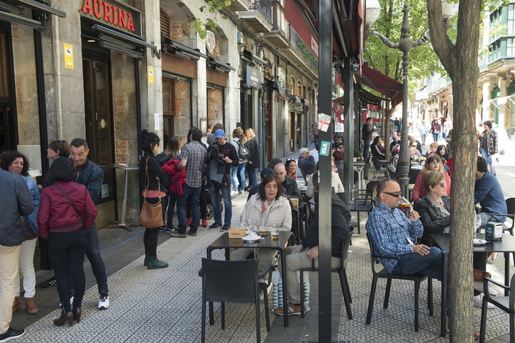 Terrazas hosteleras en una calle bilbaina.