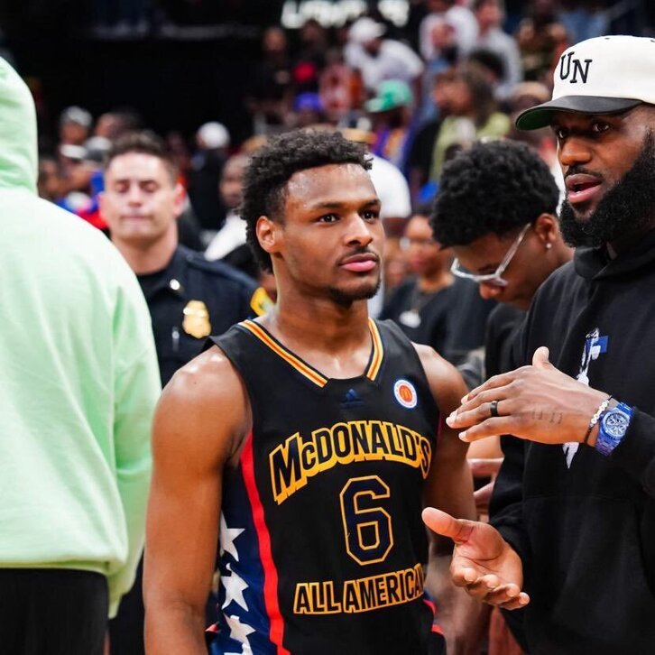 Bronny James, con su padre.