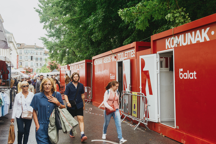 Pagotxen merkatuan besta arropa erostea ohitura da milaka eta milaka bestazaleei harrera egiteko prest den Baionan.