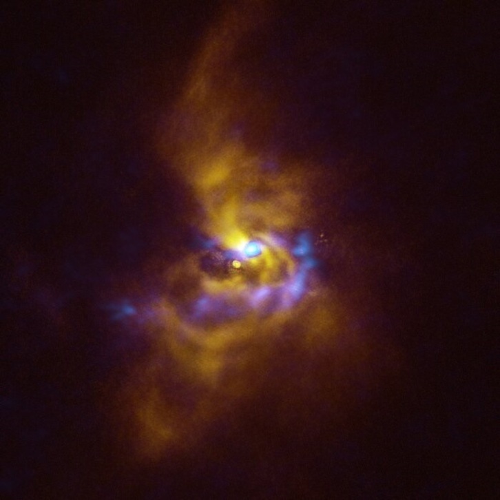 Imagen combinada de SPHERE y ALMA del material que orbita alrededor de V960 Mon.