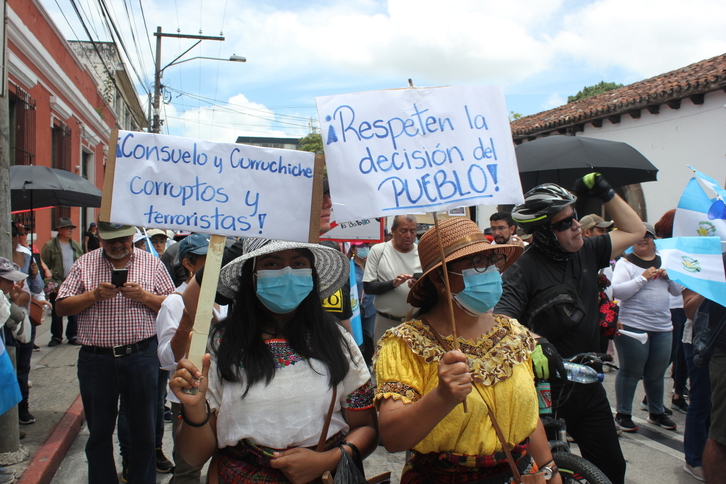 Manifestantes protestan contra la ofensiva del establishment guatemalteco contra la izquierda.