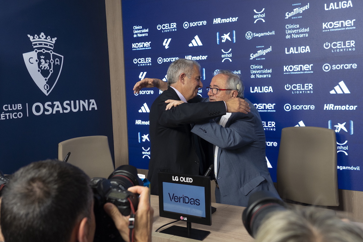 Sabalza y Canal se abrazan tras conocer que la UEFA permite a Osasuna jugar la Conference League. (Iñigo URIZ | FOKU)