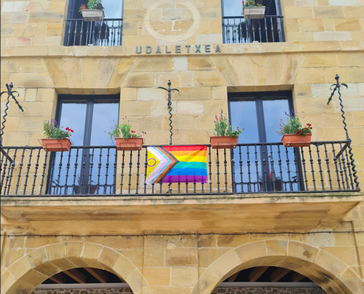 El Ayuntamiento de Bermeo condena una agresión homófoba a un joven en las Magdalenas de Elantxobe