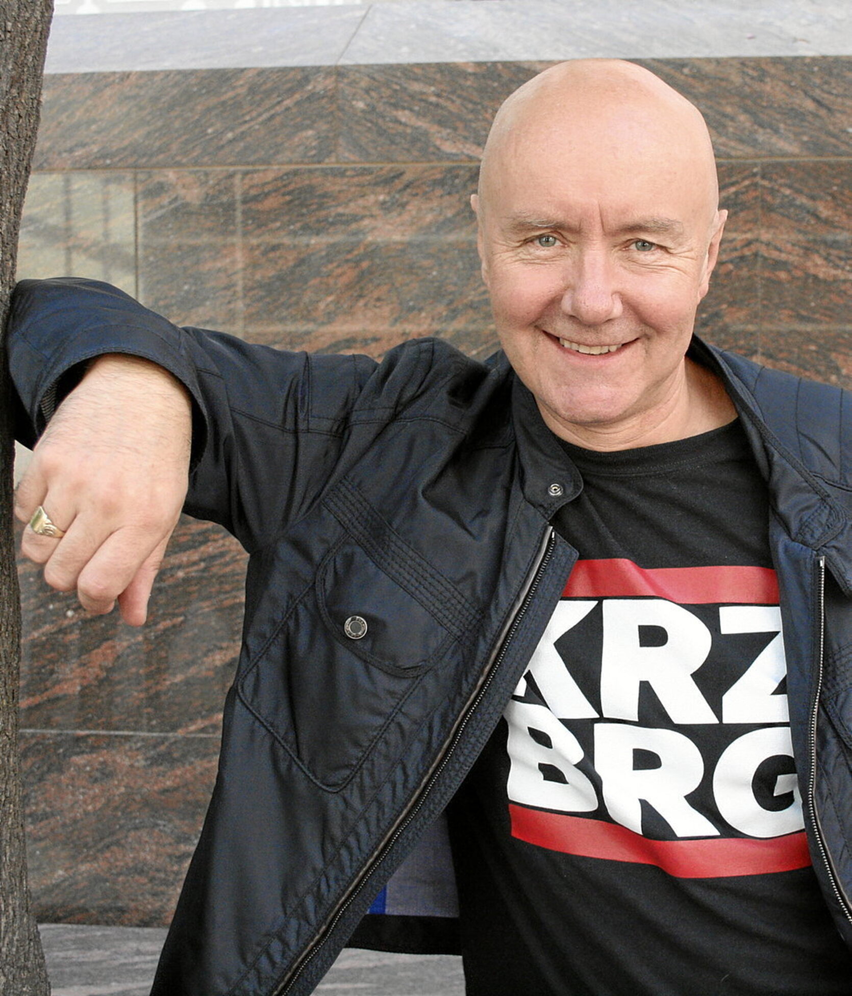 La adaptación al teatro y al cine contribuyó a su popularidad, permitiendo que la historia llegara a un público aún más amplio. Abriendo el reportaje, una imagen de Irvine Welsh.