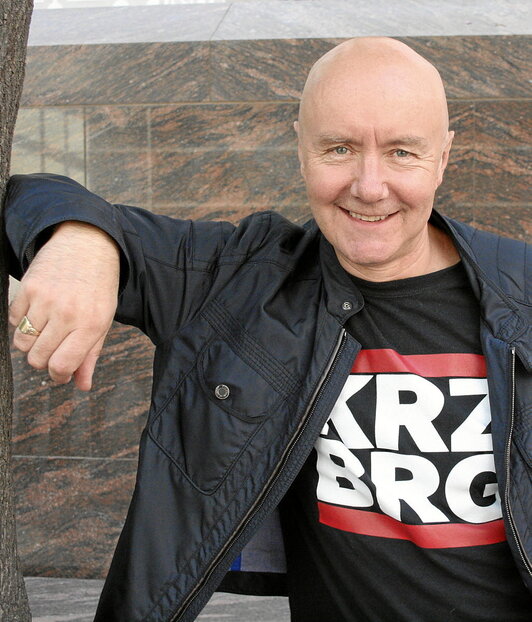 La adaptación al teatro y al cine contribuyó a su popularidad, permitiendo que la historia llegara a un público aún más amplio. Abriendo el reportaje, una imagen de Irvine Welsh.