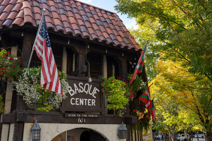 Zerrendan AEBetako zenbait eskaintza daude.