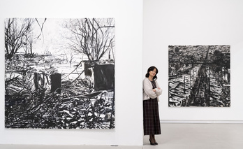 Txaro Arrazola, bere artelanetako birekin, Gasteizen eskainitako erakusteta batean.